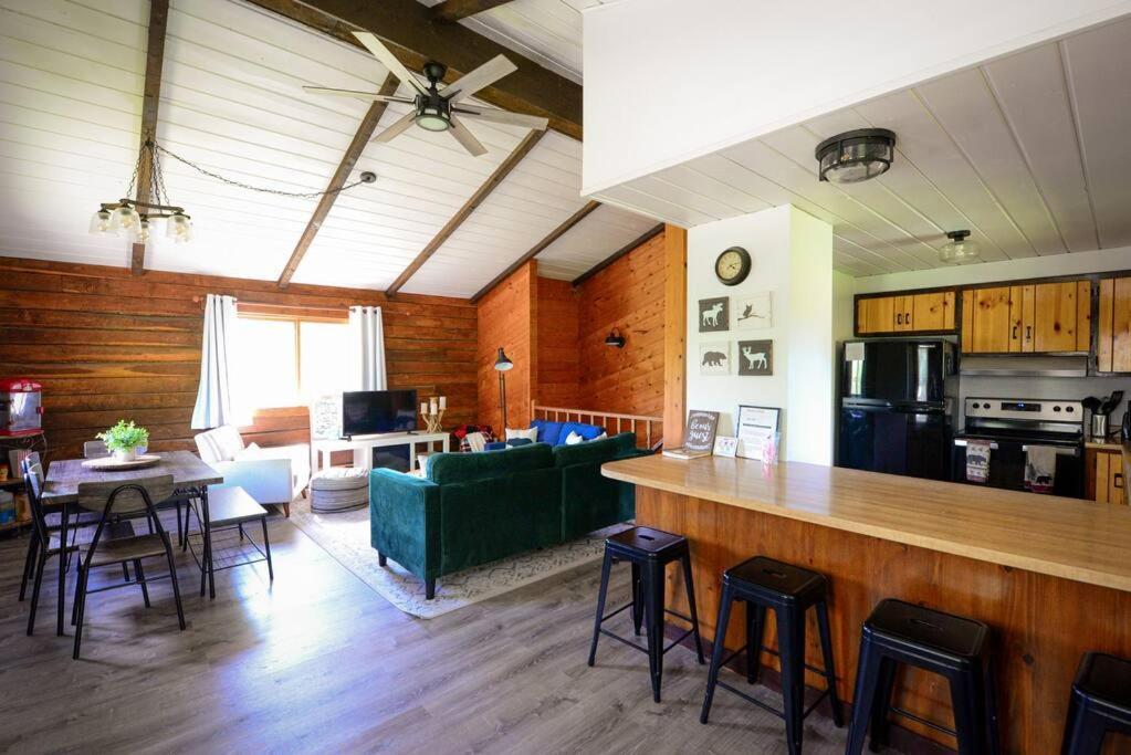 Cozy Cabin With Hottub At Cloverdale Cabins Hinckley Exteriör bild