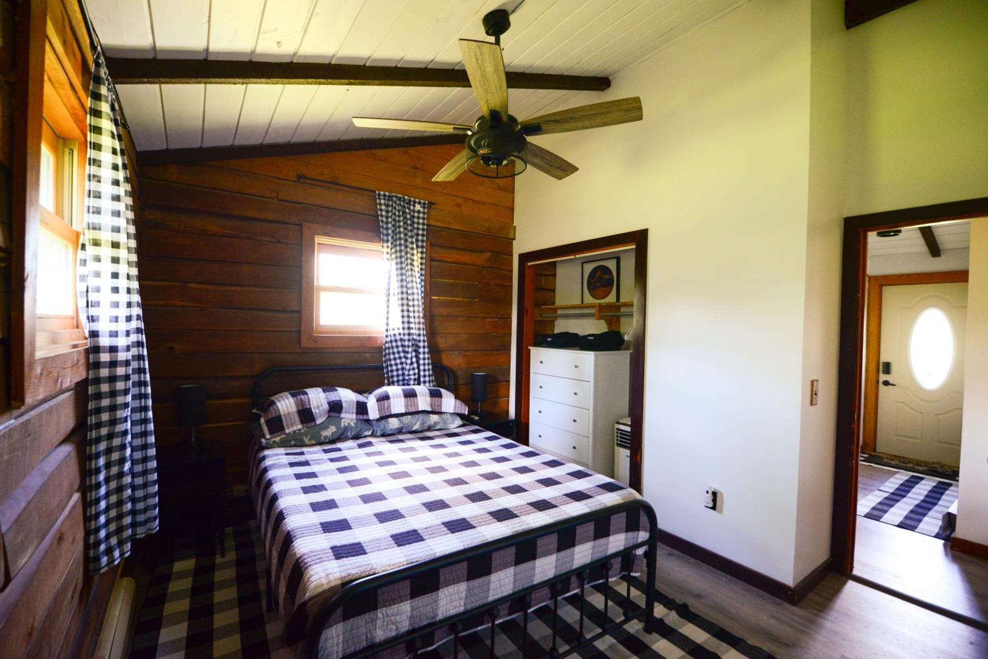 Cozy Cabin With Hottub At Cloverdale Cabins Hinckley Exteriör bild